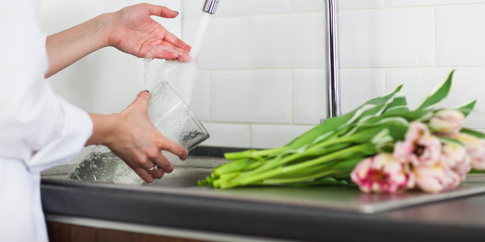 fill-vase-water-tap